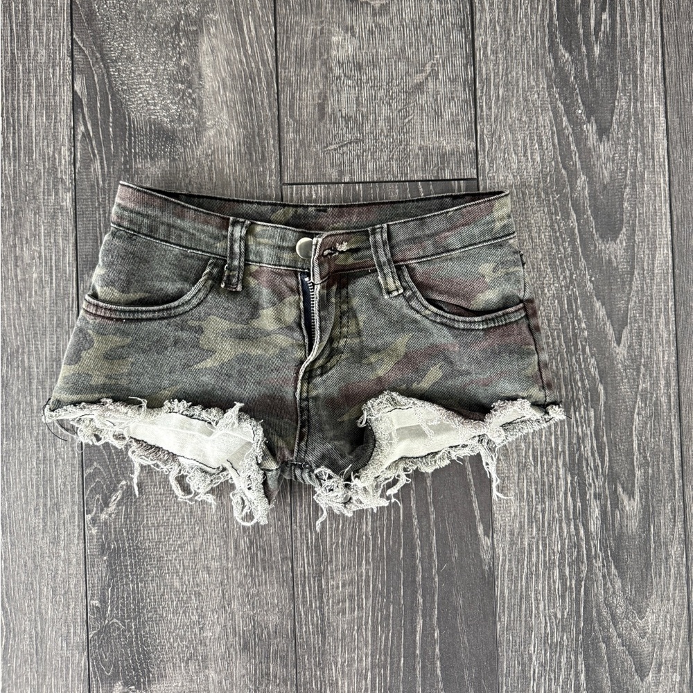 Y2K Low rise camo shorts